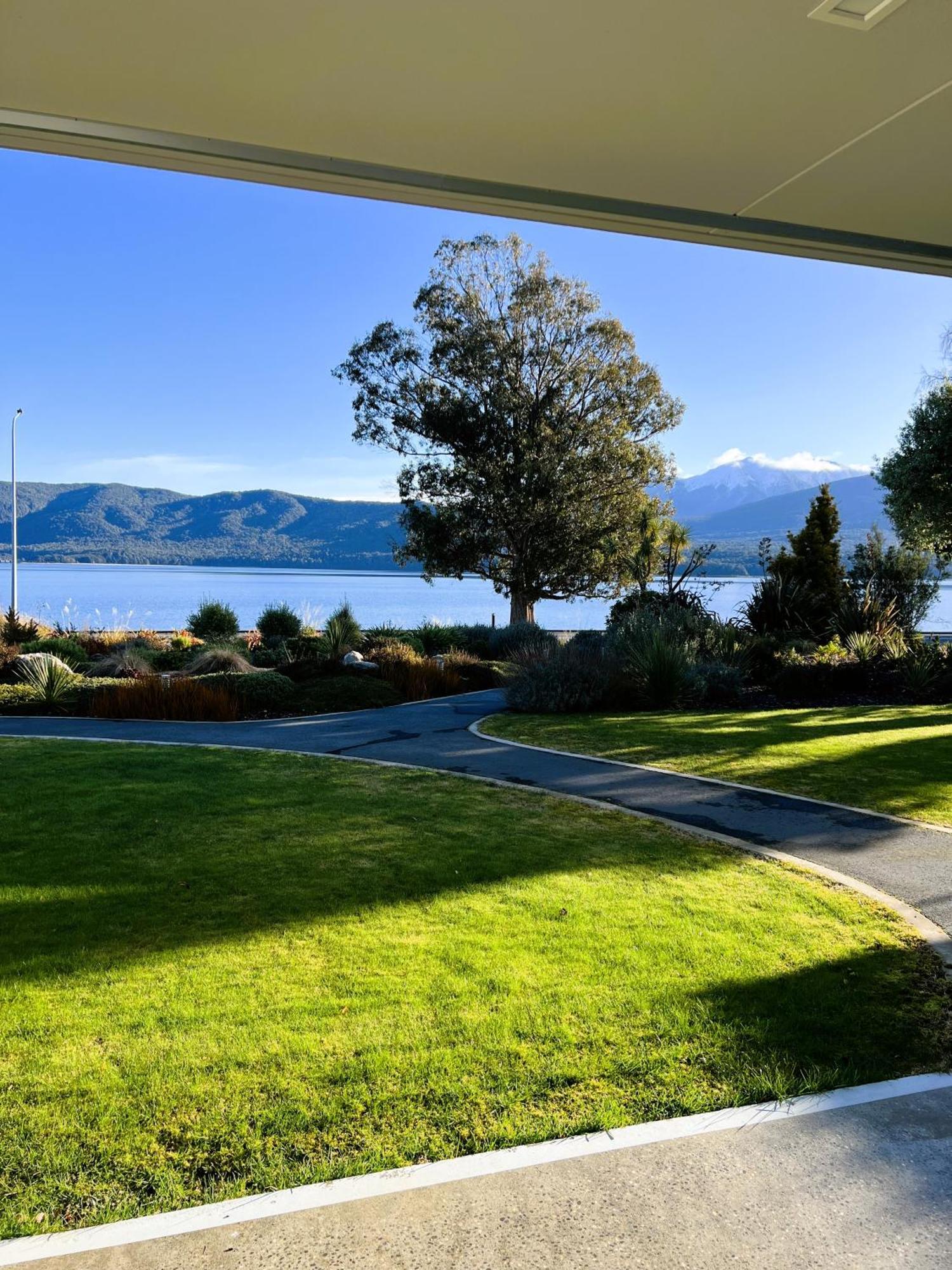 Fiordland Lakeview Motel And Apartments เทอาเนา ภายนอก รูปภาพ