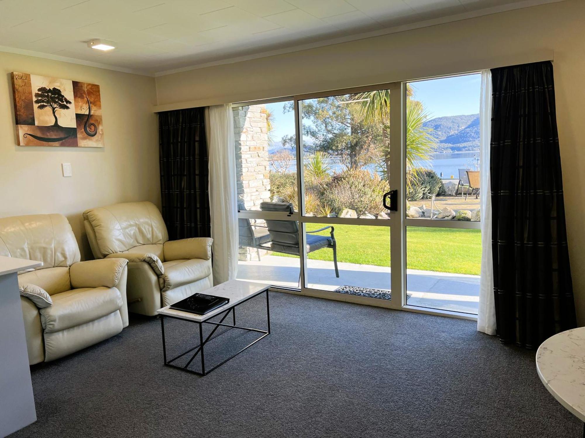 Fiordland Lakeview Motel And Apartments เทอาเนา ภายนอก รูปภาพ