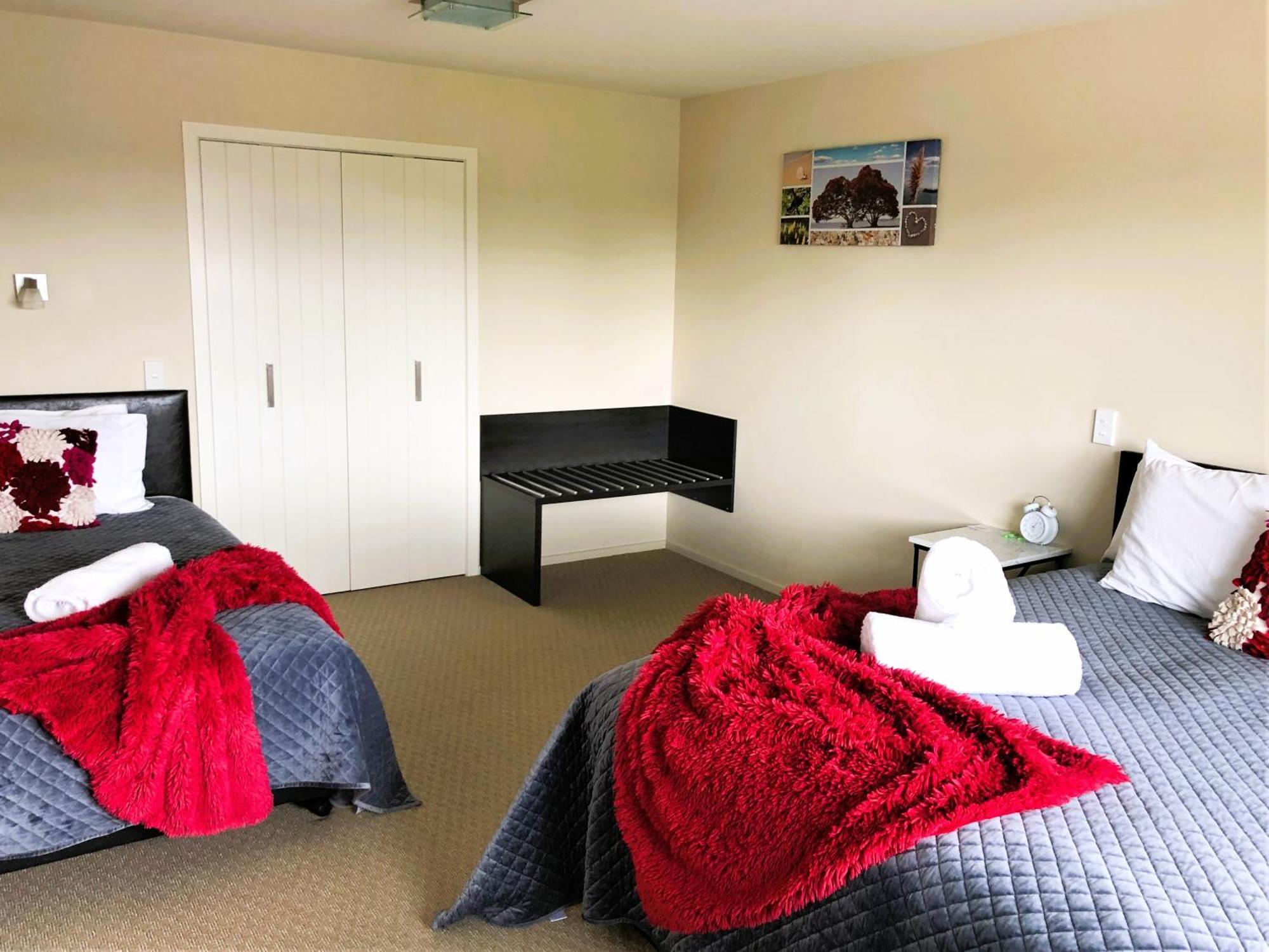 Fiordland Lakeview Motel And Apartments เทอาเนา ภายนอก รูปภาพ