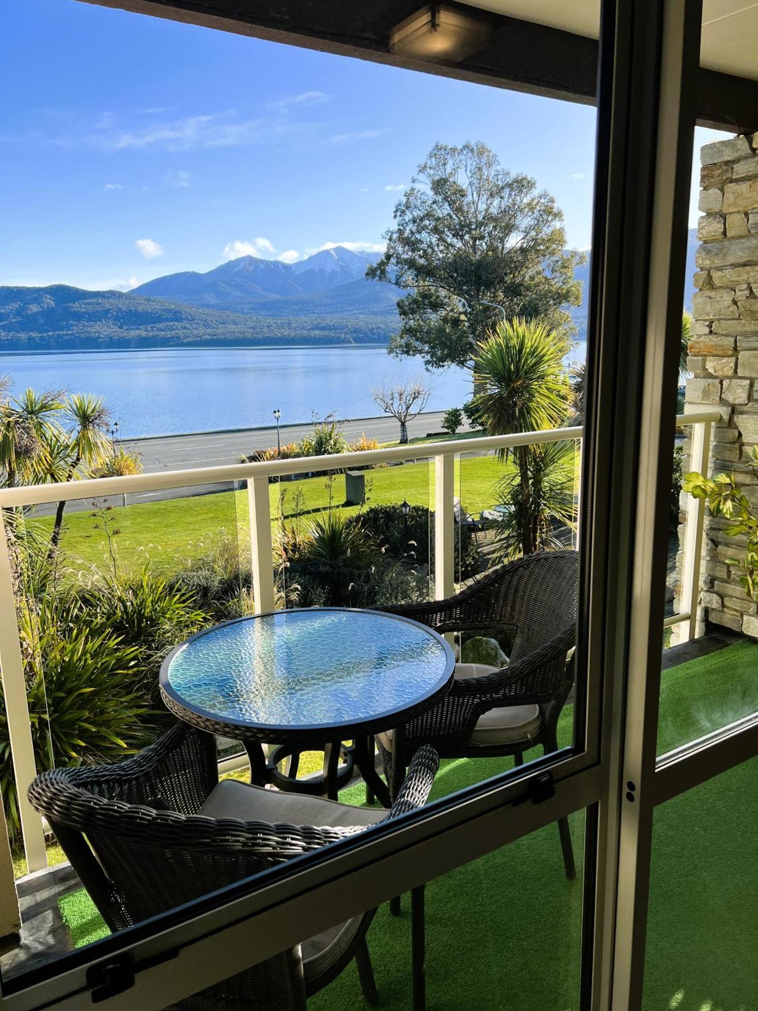 Fiordland Lakeview Motel And Apartments เทอาเนา ภายนอก รูปภาพ