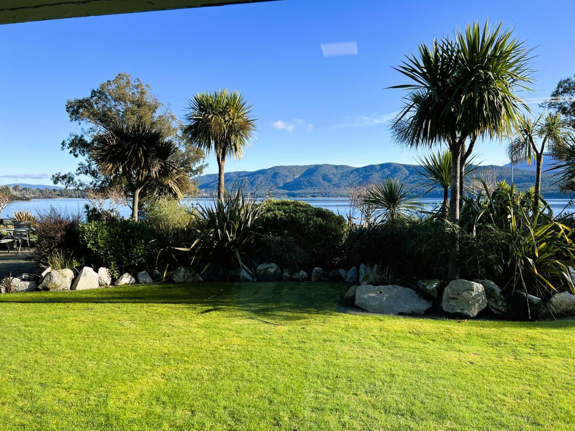 Fiordland Lakeview Motel And Apartments เทอาเนา ภายนอก รูปภาพ